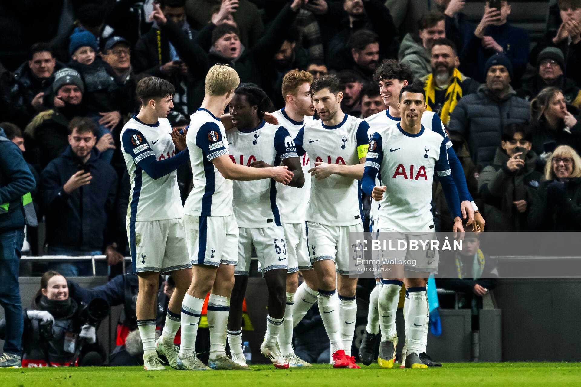 Ayindamola Ajayi of Tottenham Hotspur celebrate the 2-0