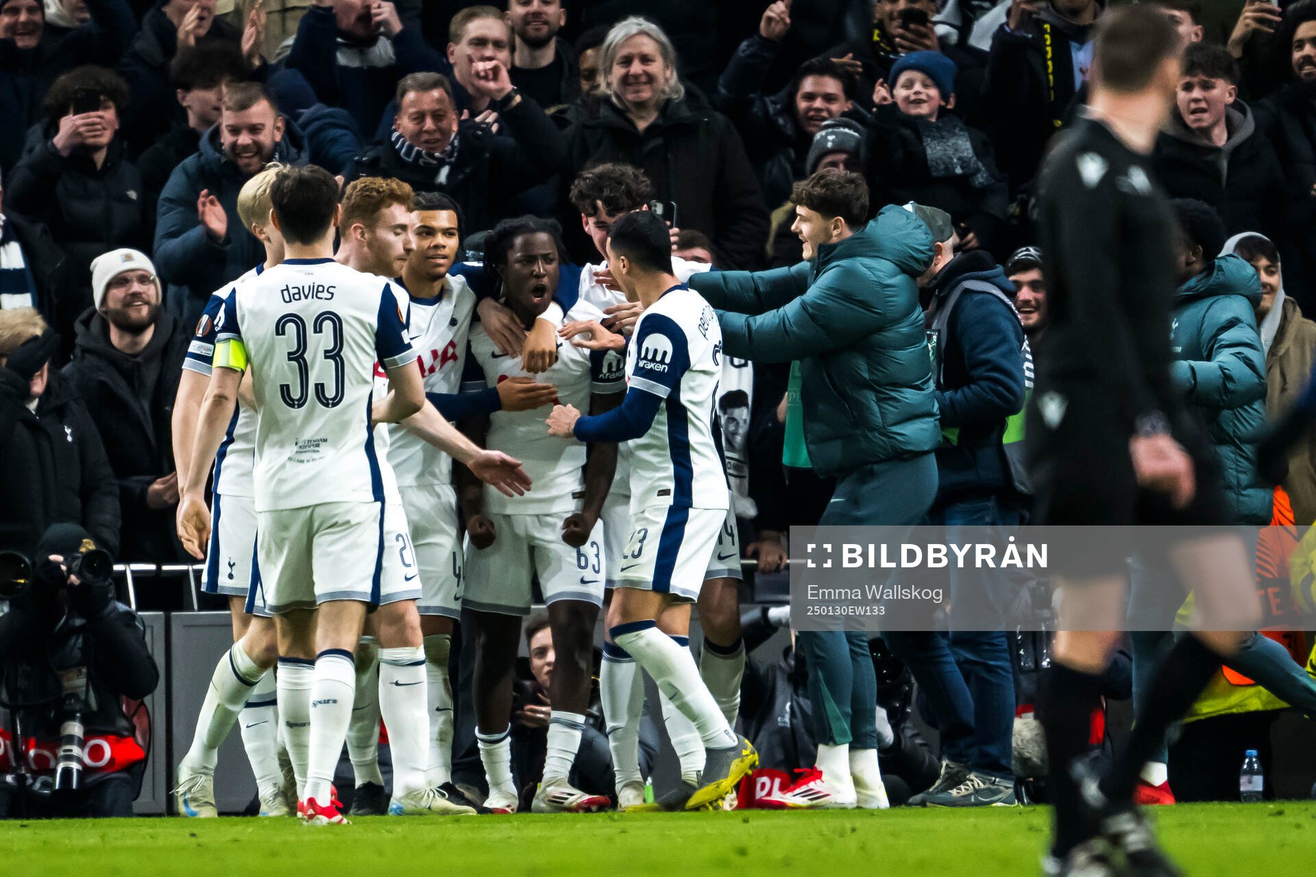Ayindamola Ajayi of Tottenham Hotspur celebrate the 2-0