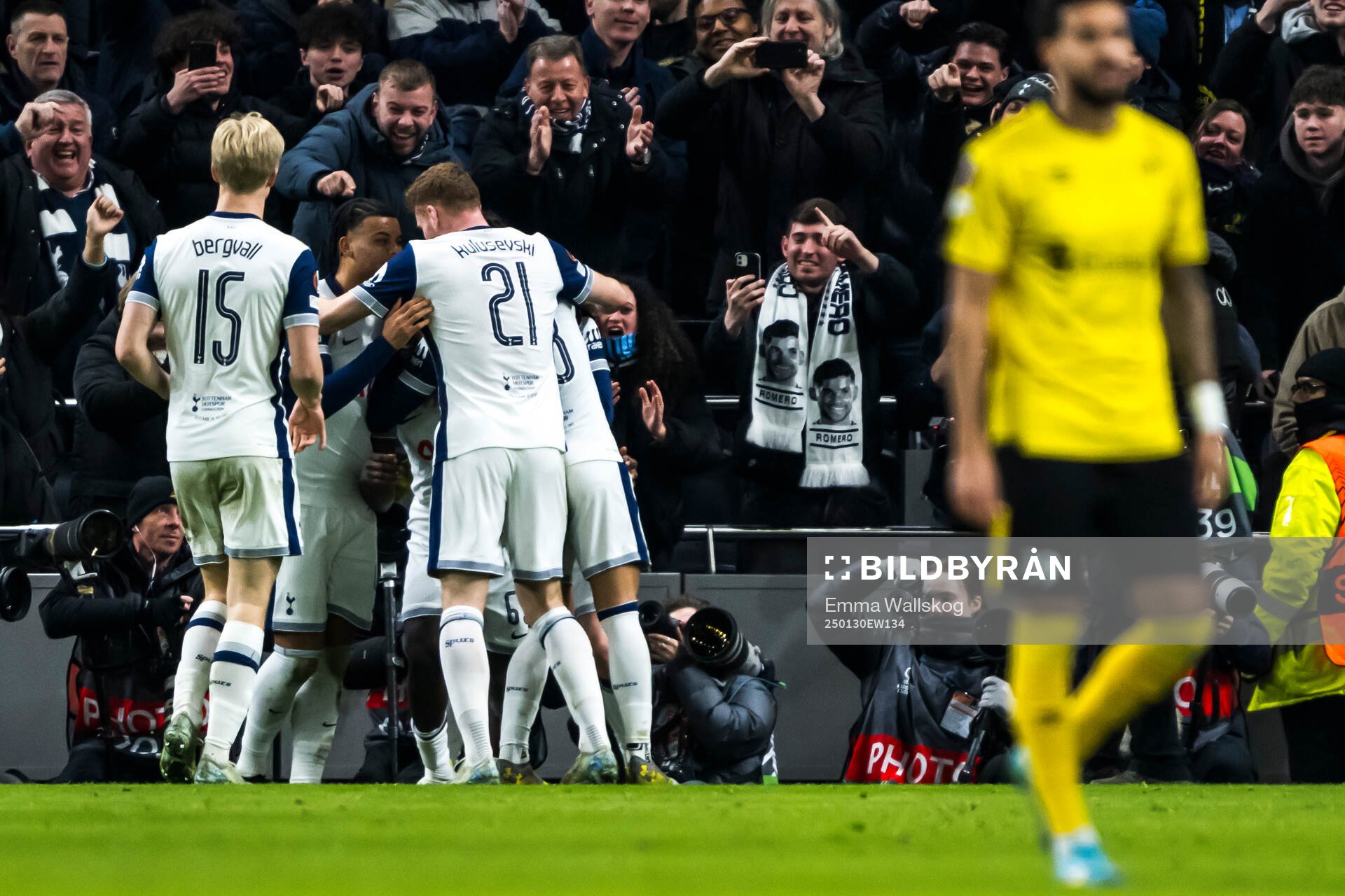 Ayindamola Ajayi of Tottenham Hotspur celebrate the 2-0