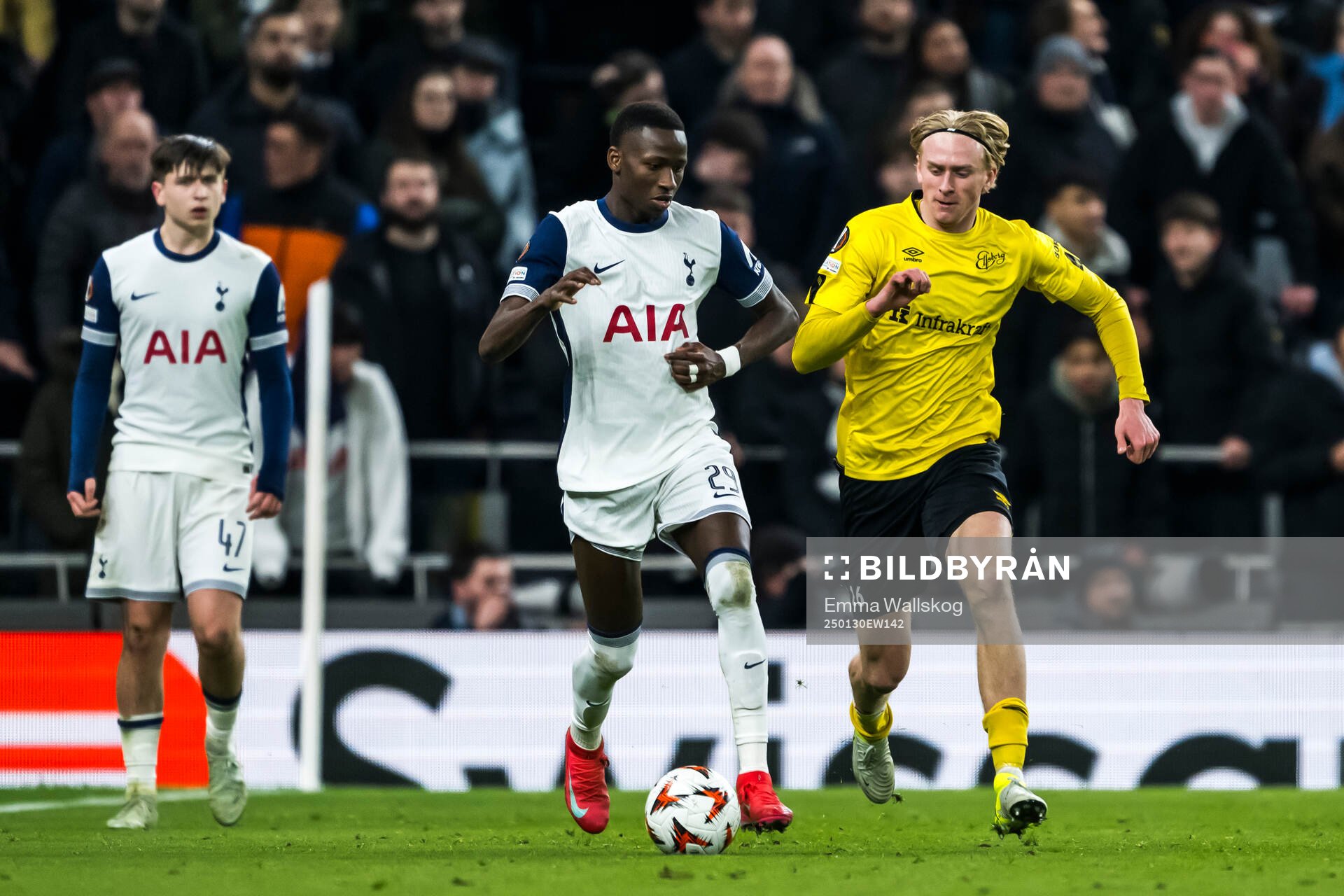 Pape Matar Sarr of Tottenham Hotspur and Ludvig Richtnér