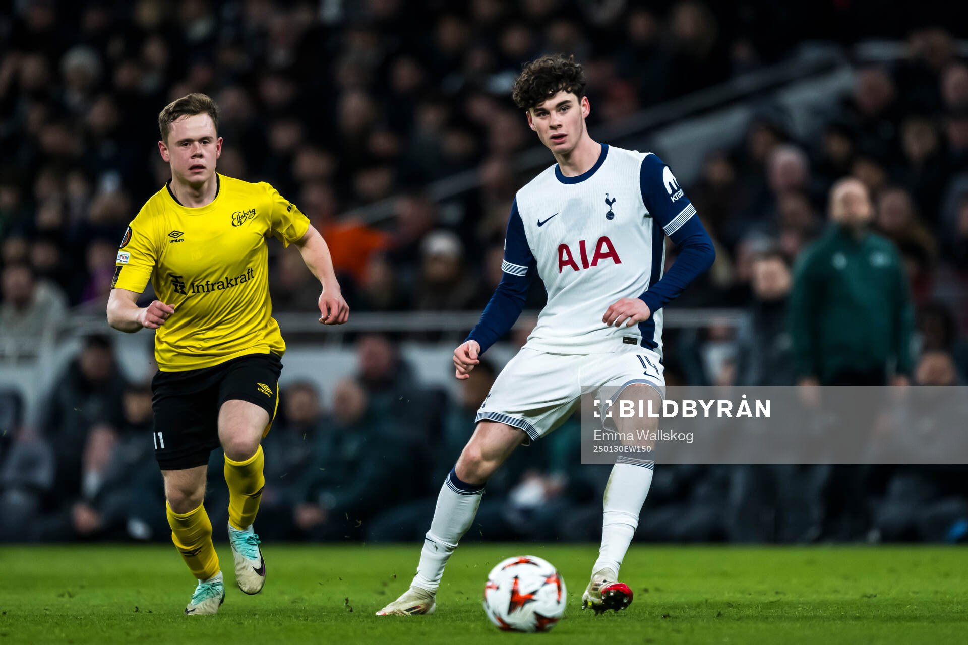 Eggert Aron Gudmundsson of Elfsborg and Archie Gray of