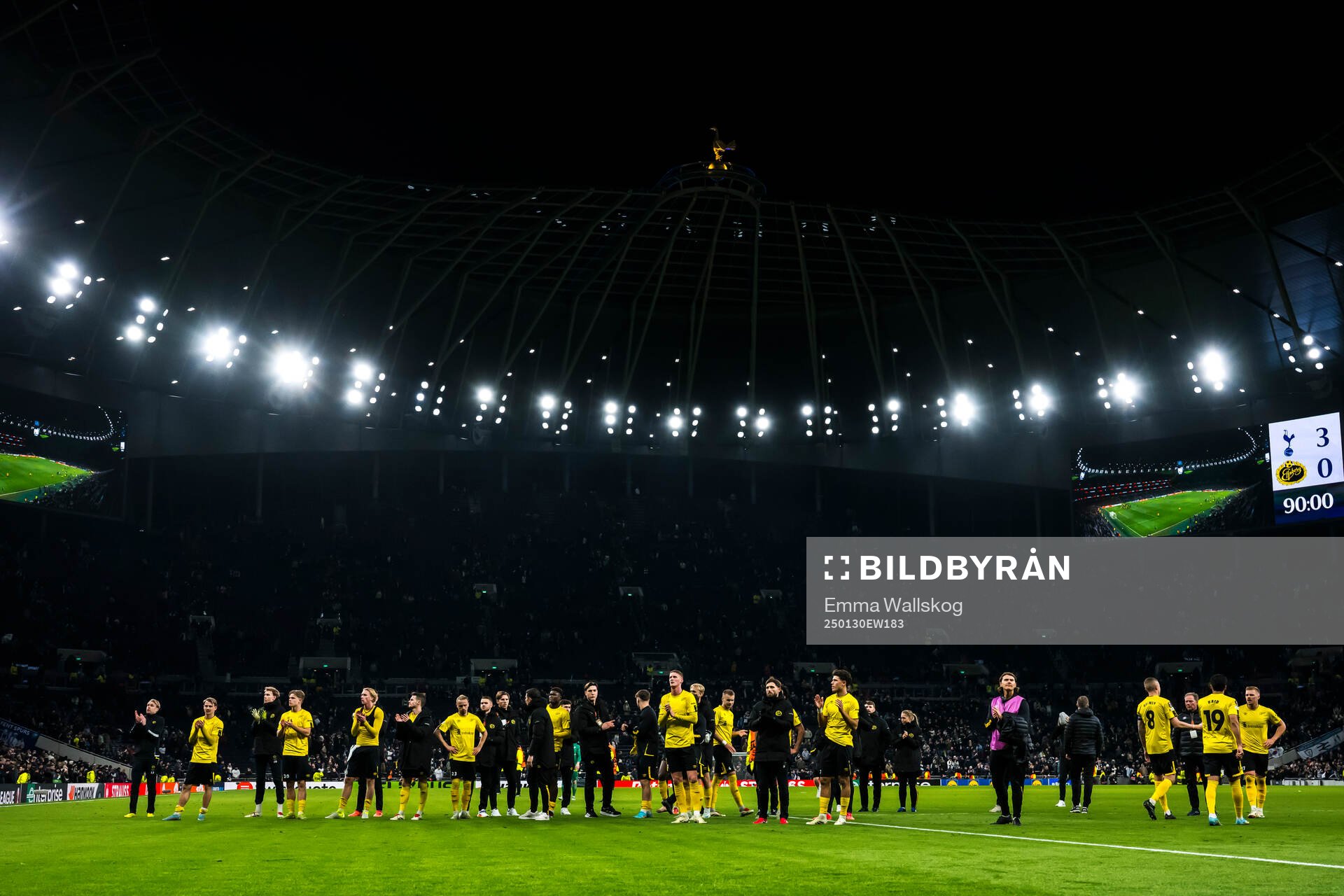 The players of Elfsborg thank their supporters