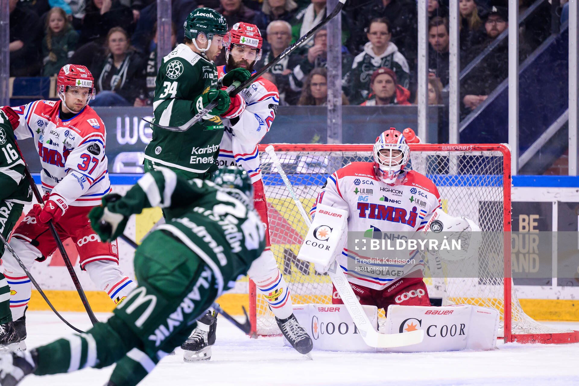 Färjestads Joel Nyström skjuter och Färjestads Michael