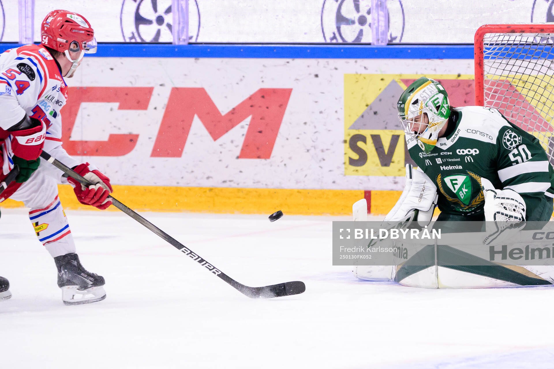 Timrås Jonathan Dahlén och Färjestads målvakt Damian