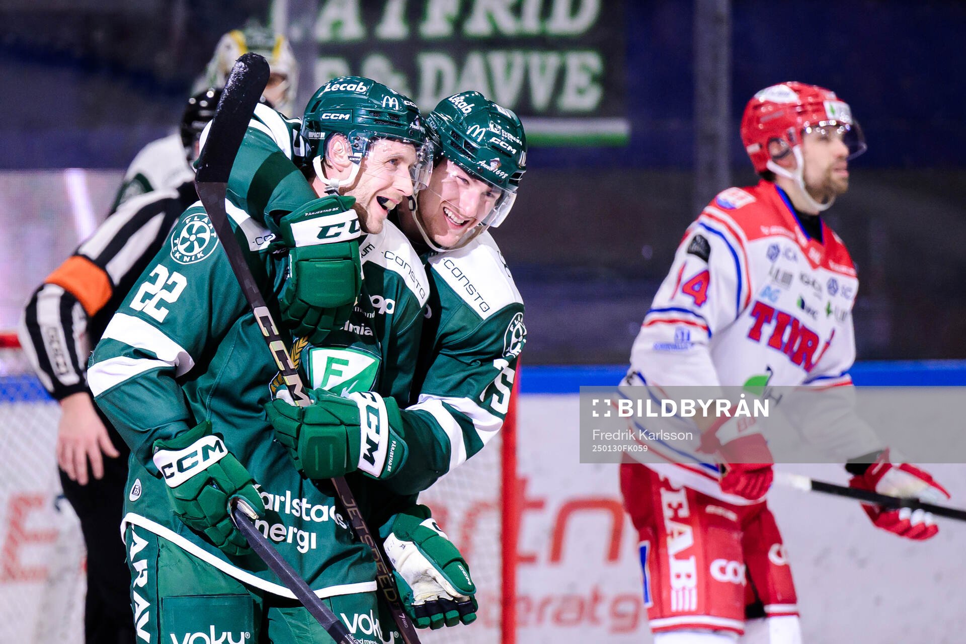 Färjestads Per Åslund och Jeremy Salvas Groleau jublar