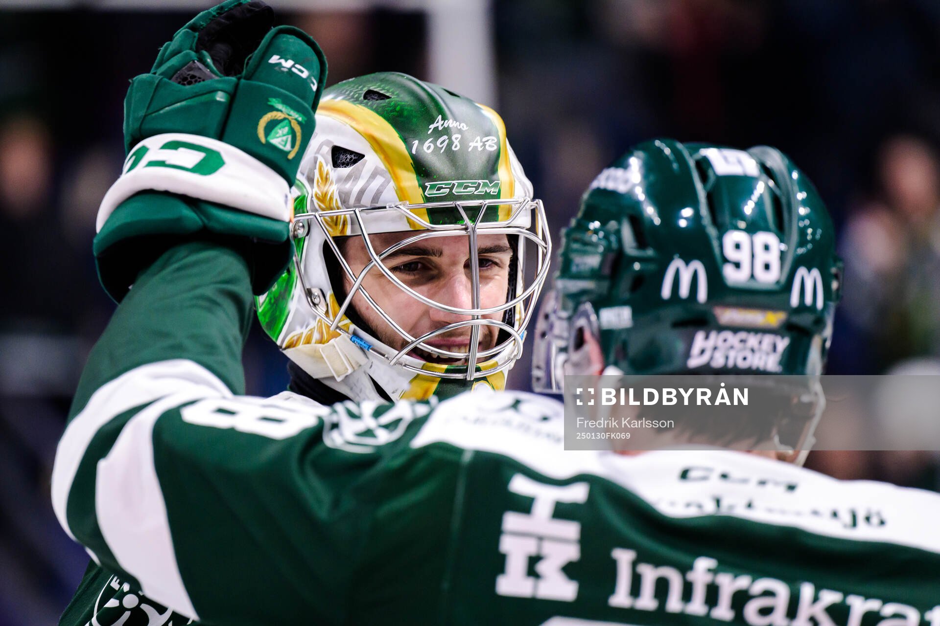 Färjestads målvakt Damian Clara jublar