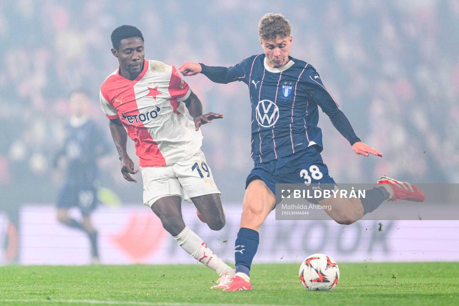 Murphy Dorley of Slavia Prag and Hugo Bolin of Malmö FF
