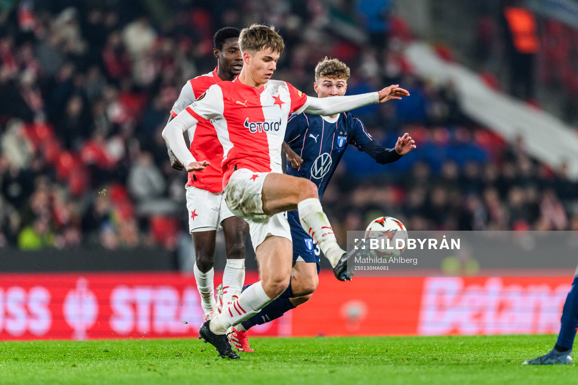 Mikulás Konecný of Slavia Prag and Hugo Bolin of Malmö FF
