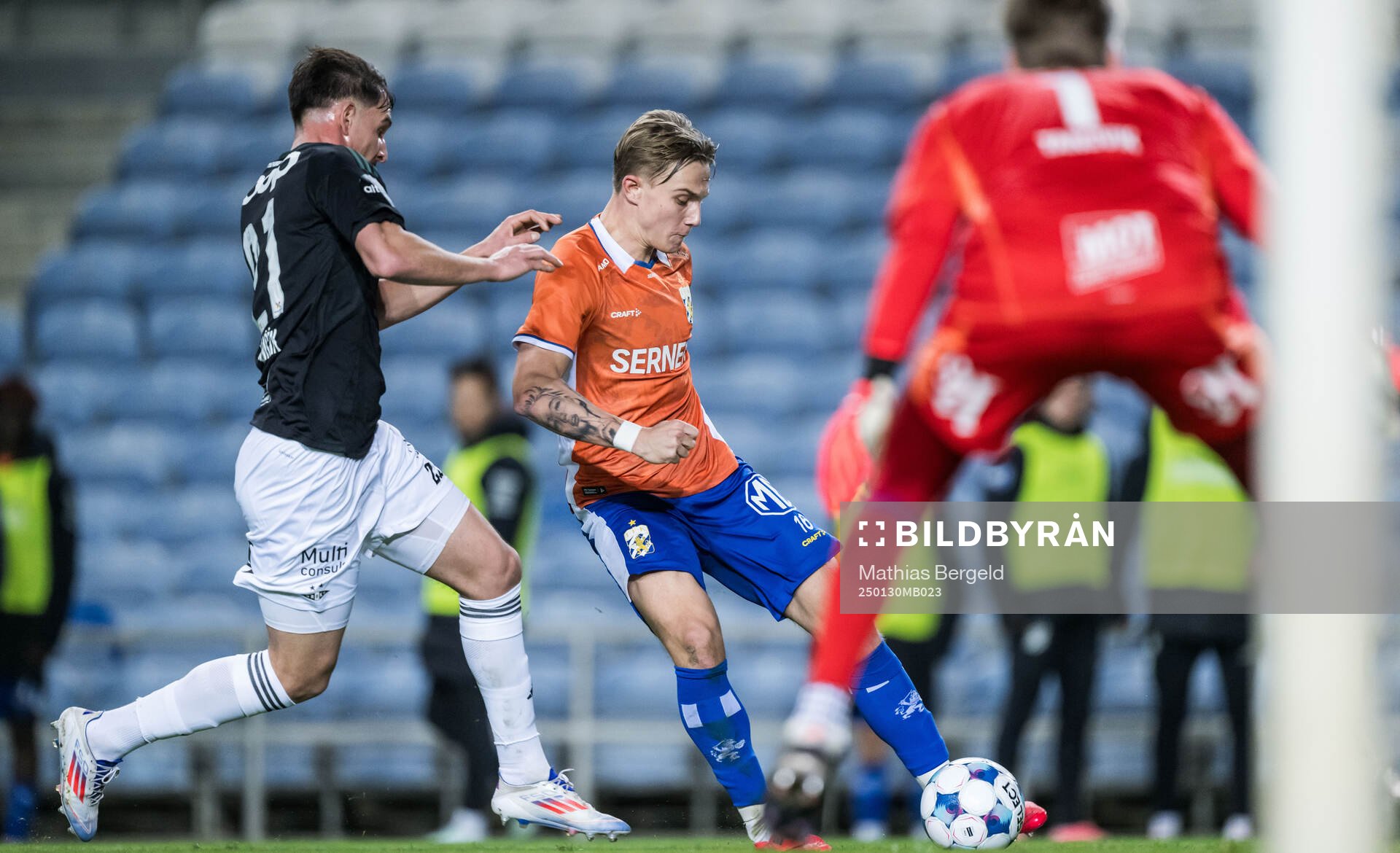 Thomas Nemcik of Rosenborg and Linus Carlstrand of IFK Göteborg during the Atlantic Cup football match between IFK Göteborg and Rosenborg on January 30, 2025 in Faro.