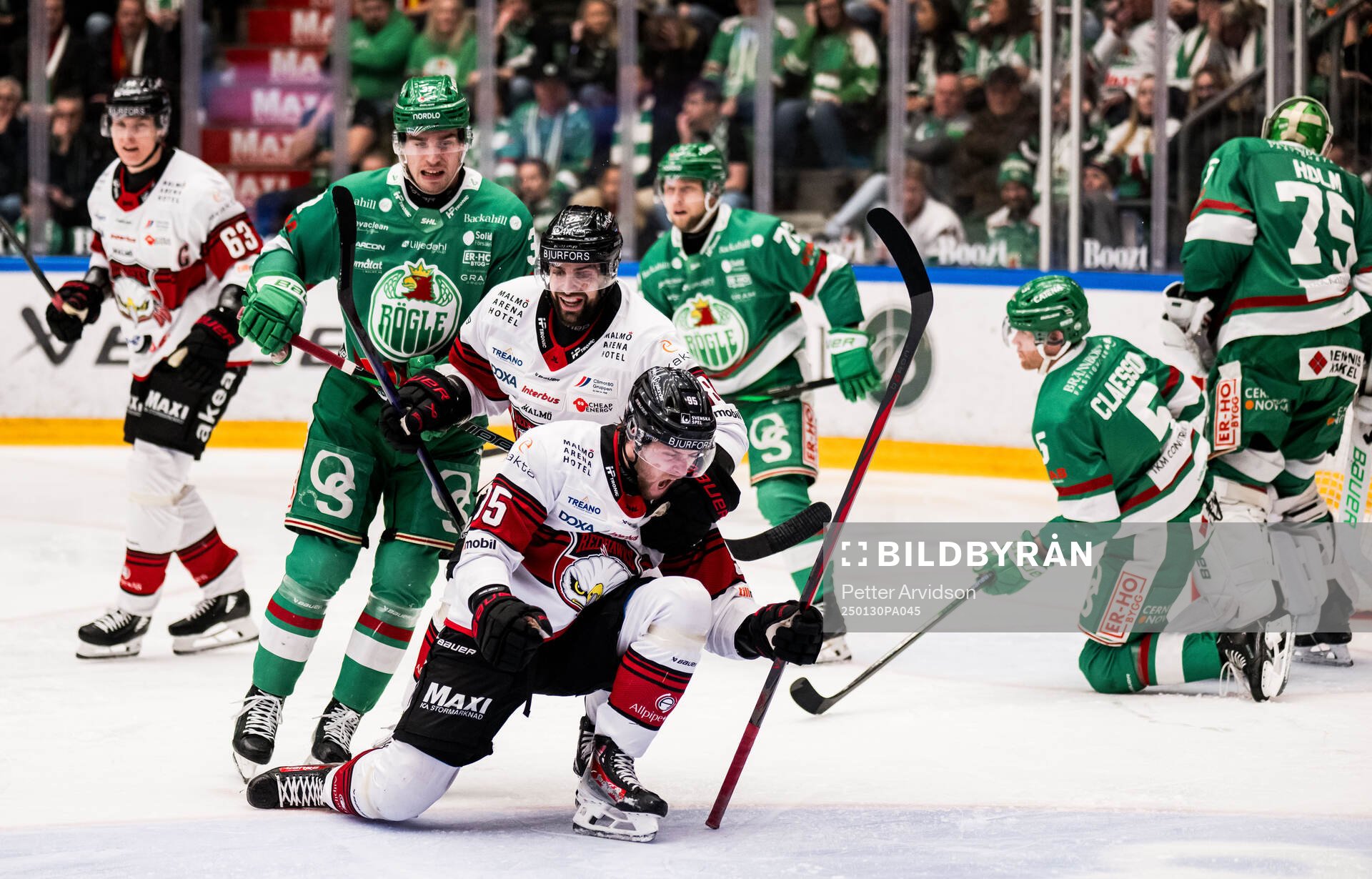 Malmö Redhawks Robin Hanzl och Carl Persson jublar