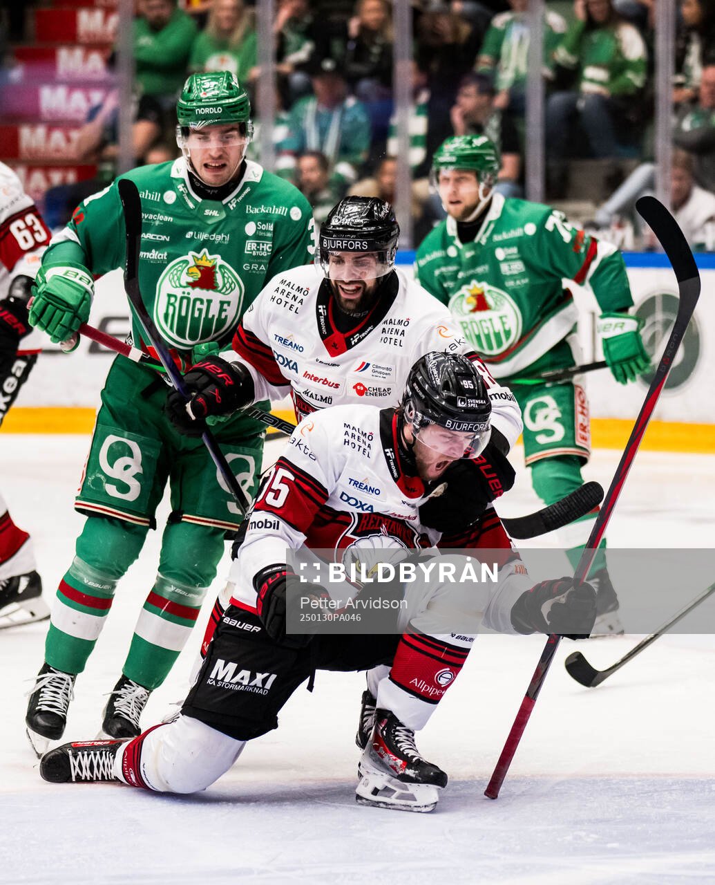 Malmö Redhawks Robin Hanzl och Carl Persson jublar