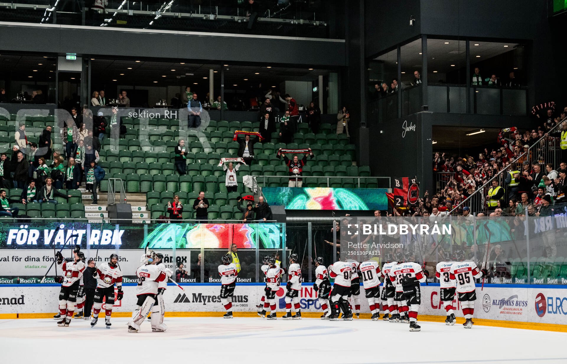 Malmö Redhawks spelare jublar med supportrarna