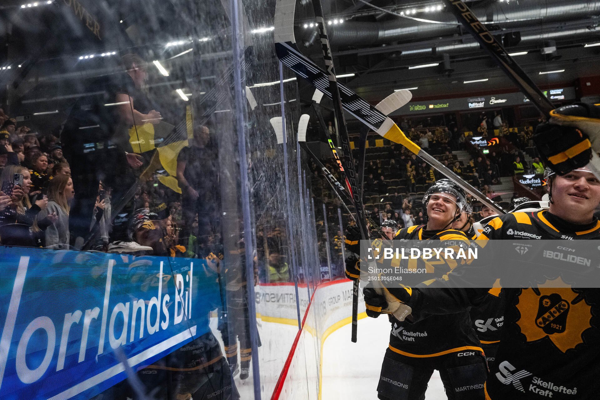 Skellefteås Oskar Vuollet och lagkamrater jublar
