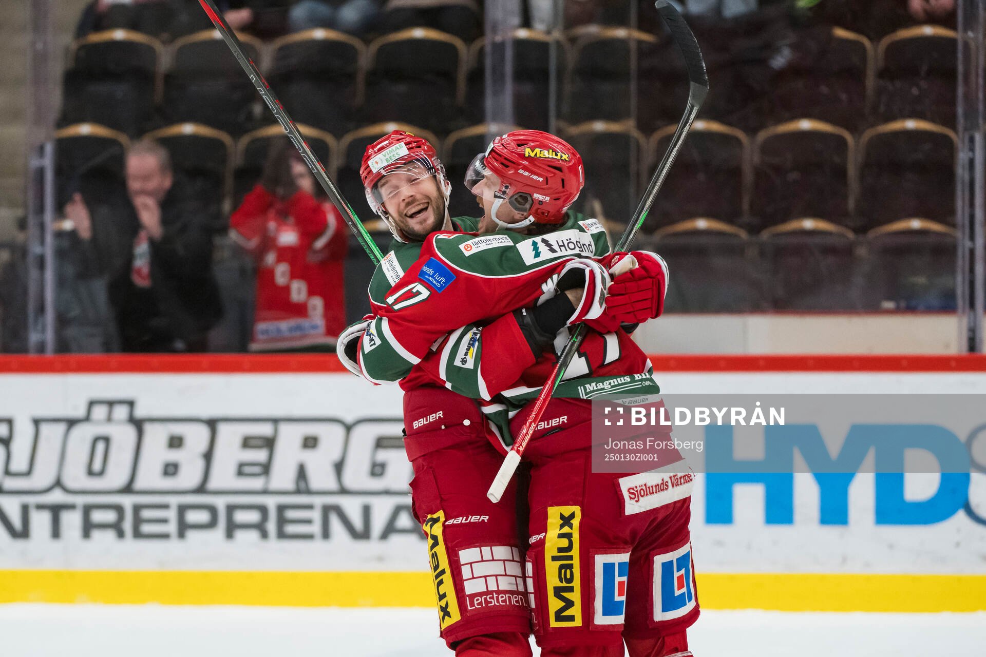 Modos David Rundblad och Modos Riley Woods jublar