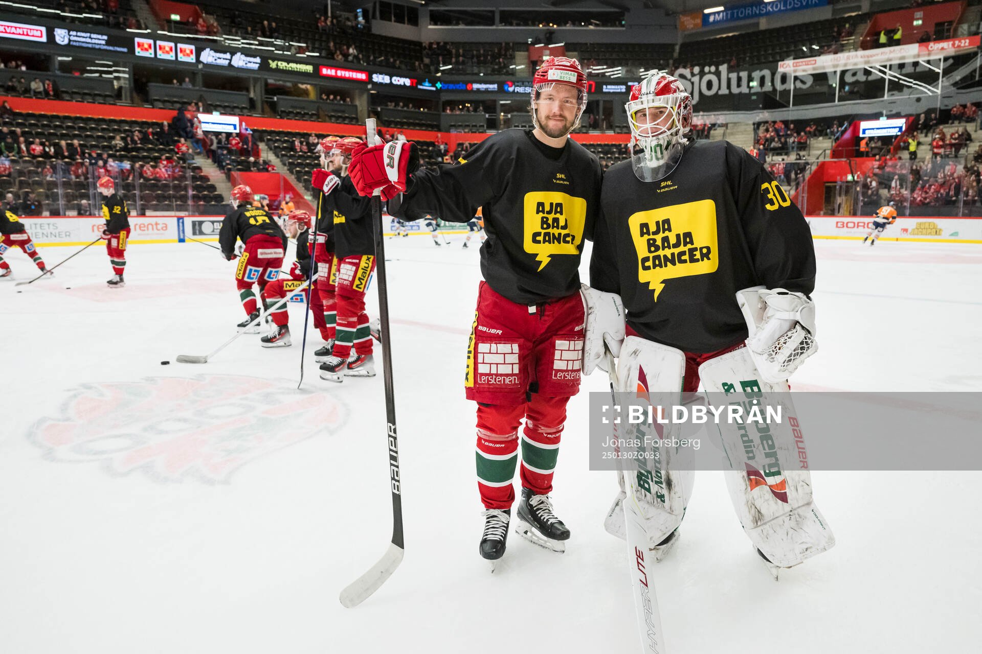 Modos Victor Berglund och målvakt Lassi Lehtinen  i