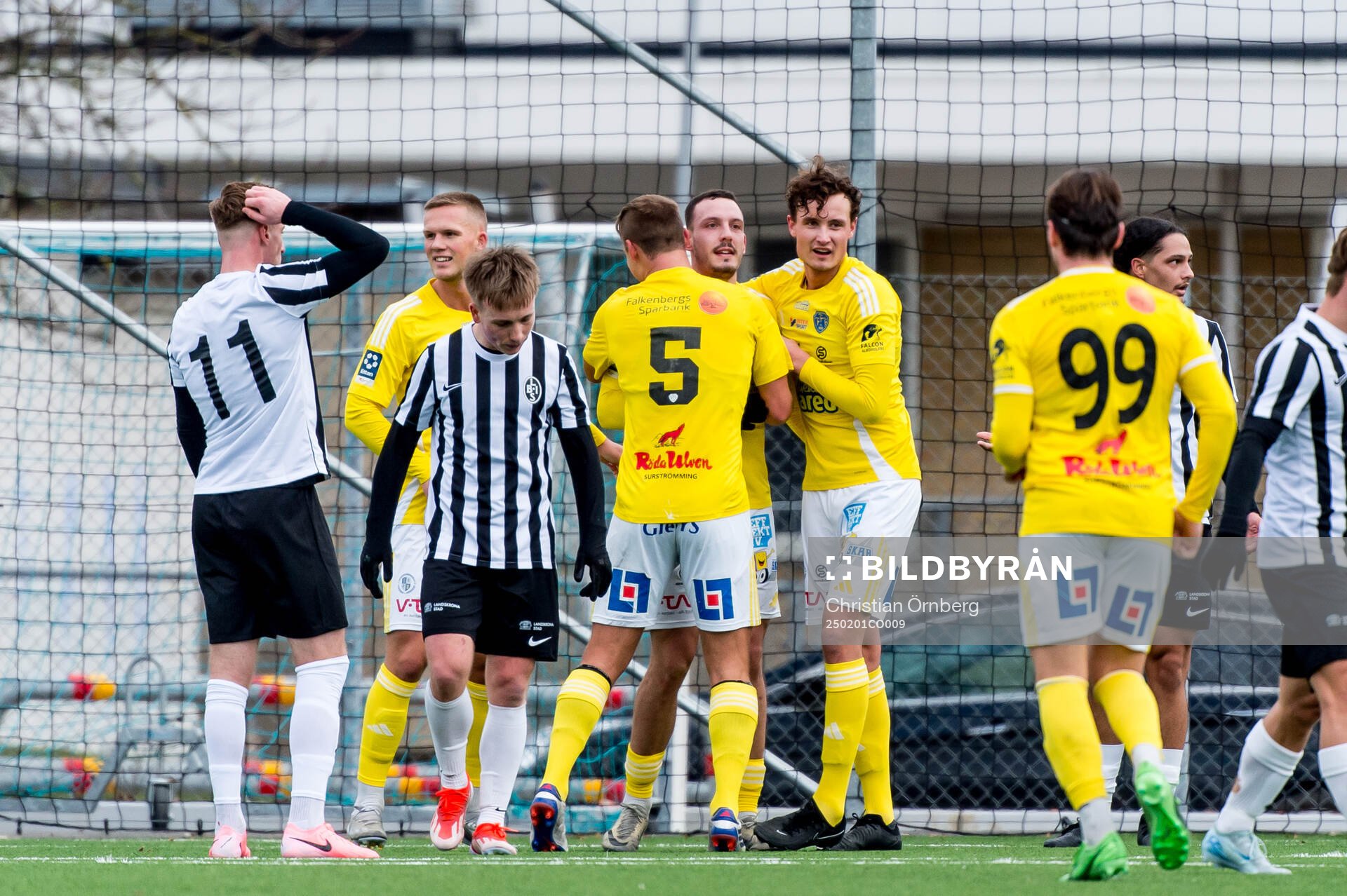 Falkenbergs Viktor Ekblom jublar med lagkamrater