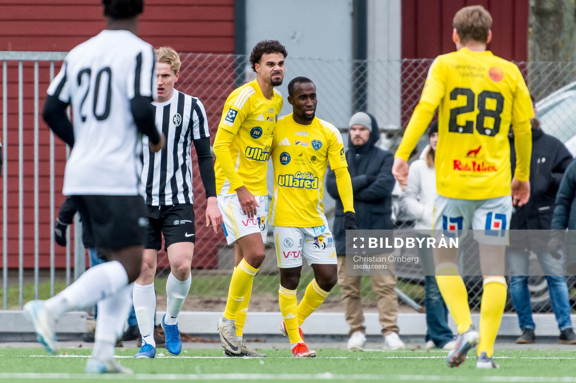 Falkenbergs Isaac Shears och Wanbe Godwin Aguda jublar