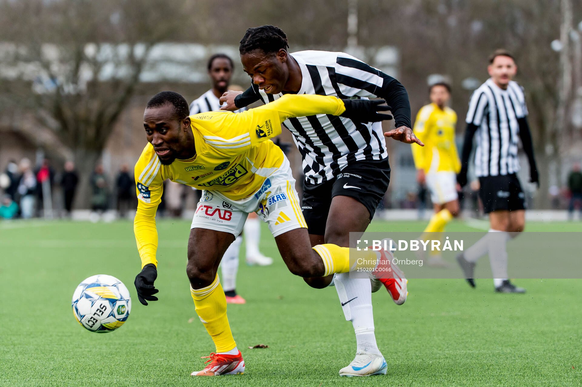 Falkenbergs Wanbe Godwin Aguda och Landskronas Xavier