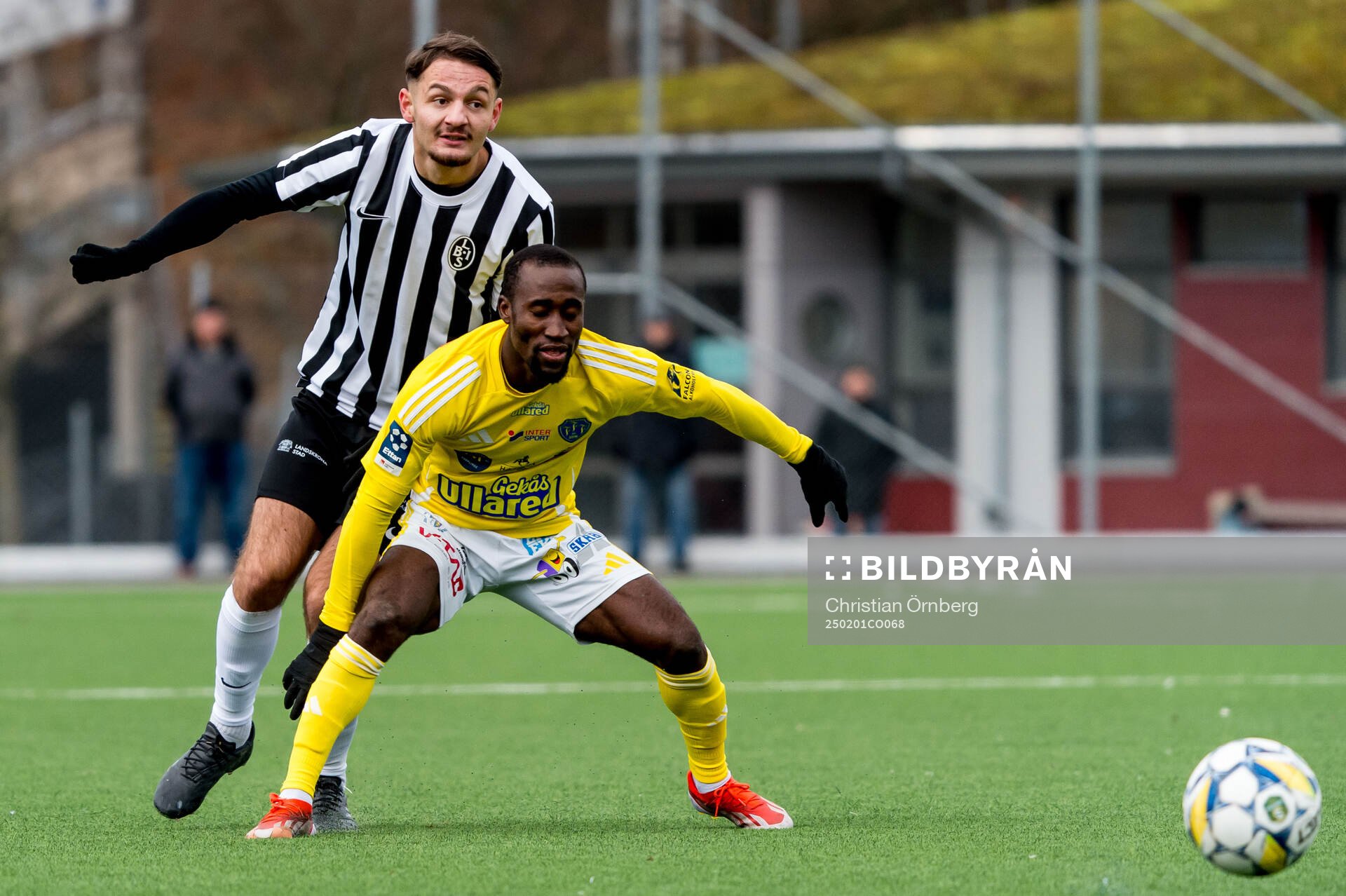 Landskronas Allen Smajic och Falkenbergs Wanbe Godwin Aguda