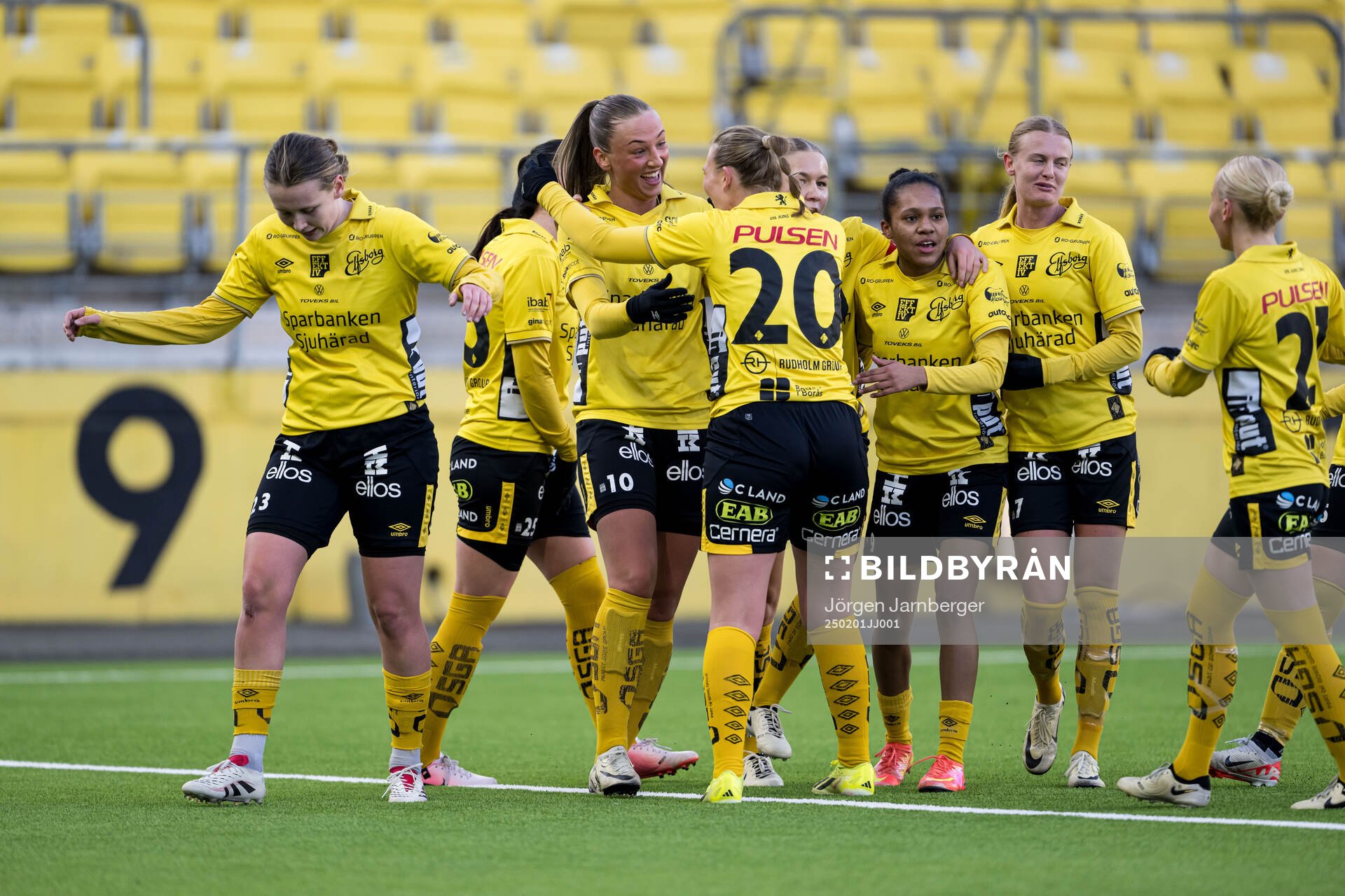 Elfsborgs Stina Jensen jublar efter 1-0 under träningsmatchen i fotboll mellan Elfsborg och Malmö FF den 1 februari 2025 i Borås. 