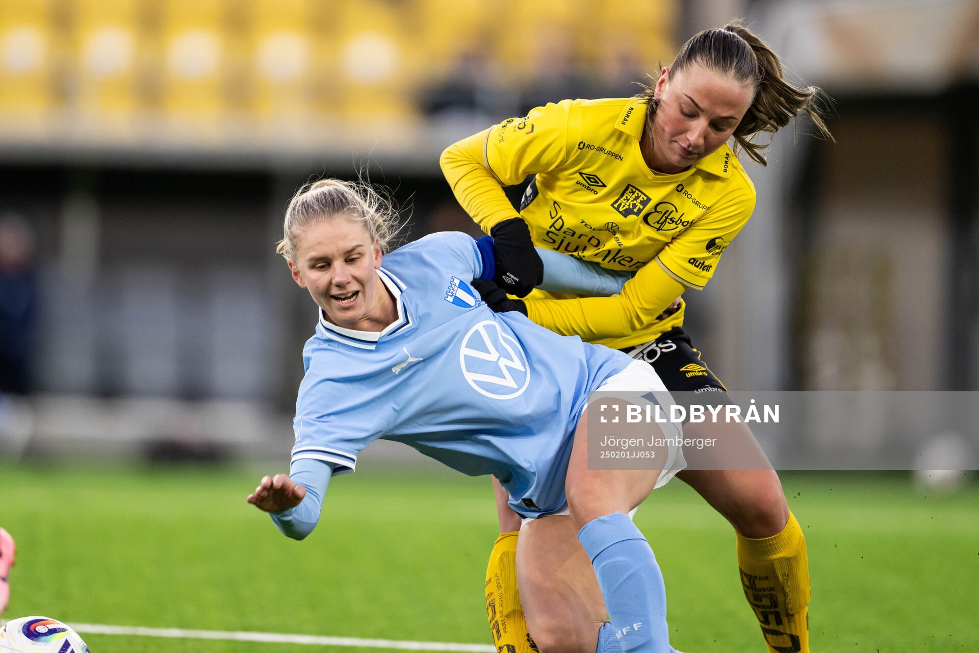 Malmö FFs Nellie Lilja och Elfsborgs Stina Jensen