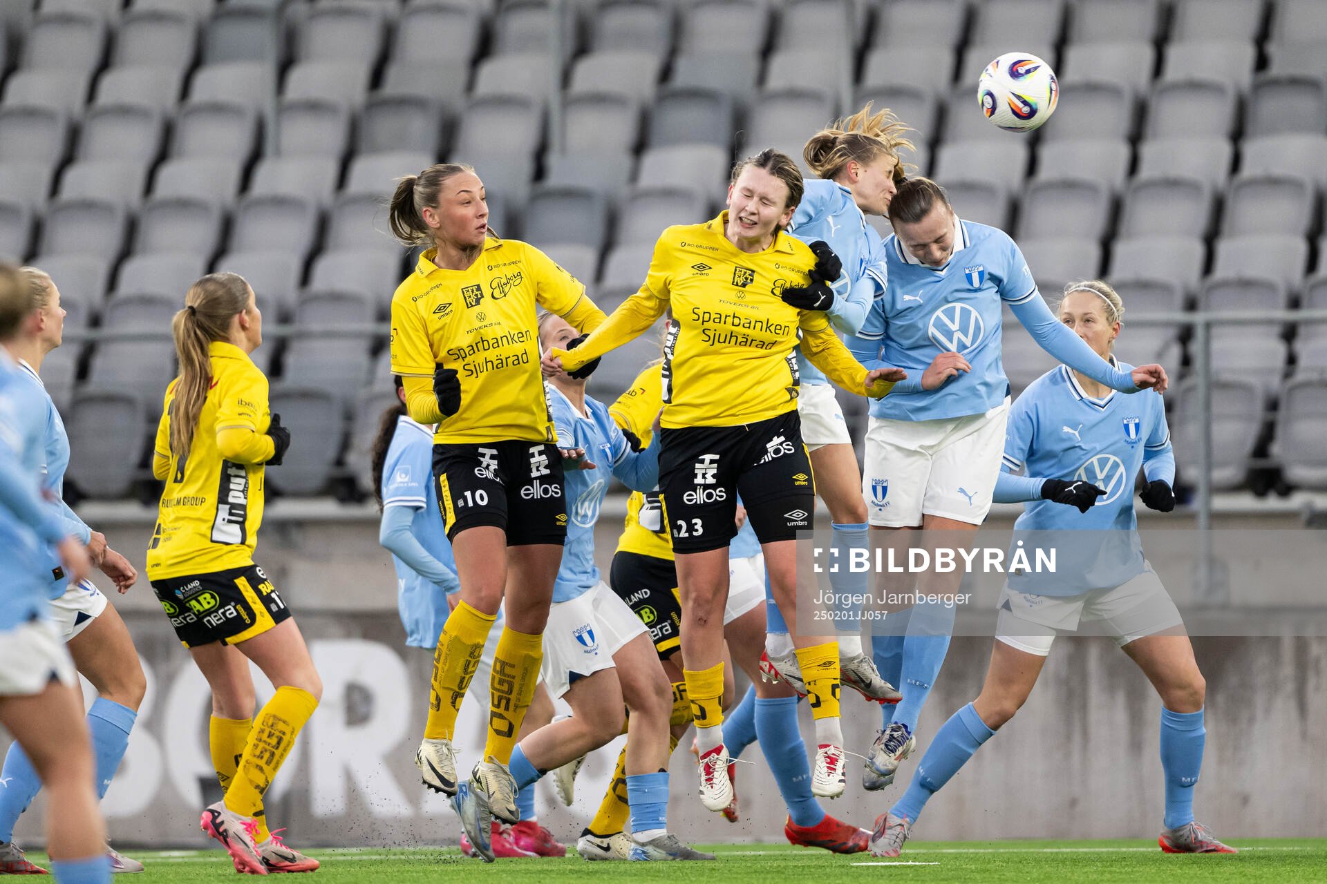 Elfsborgs Stina Jensen och Ellen Nilsson i kamp med Malmö FFs Alexia Mitkovska under träningsmatchen i fotboll mellan Elfsborg och Malmö FF den 1 februari 2025 i Borås.