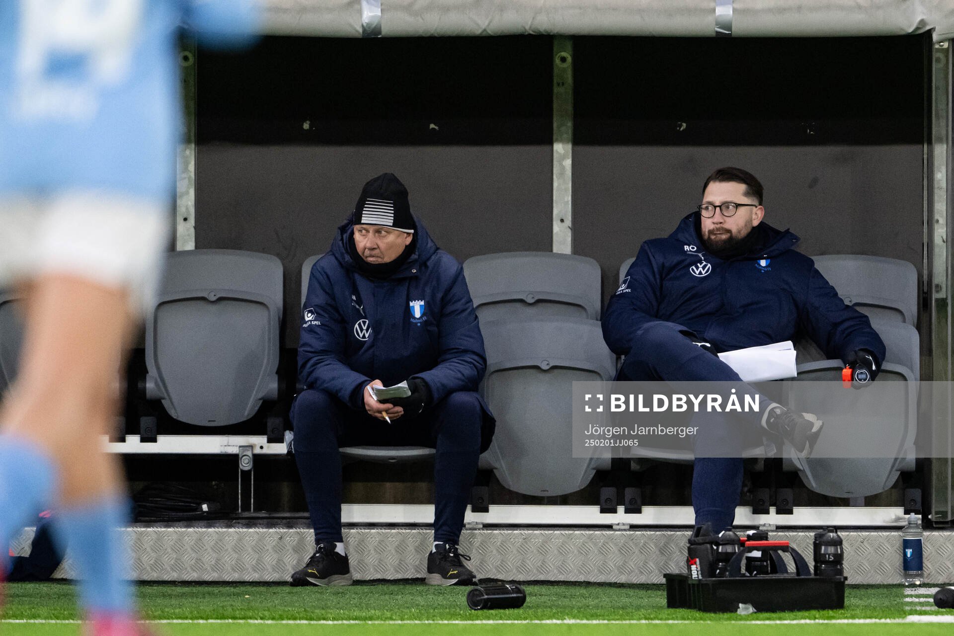Malmö FFs tränare Jonas Valfridsson och assisterande tränare Rikard Östergren under träningsmatchen i fotboll mellan Elfsborg och Malmö FF den 1 februari 2025 i Borås.