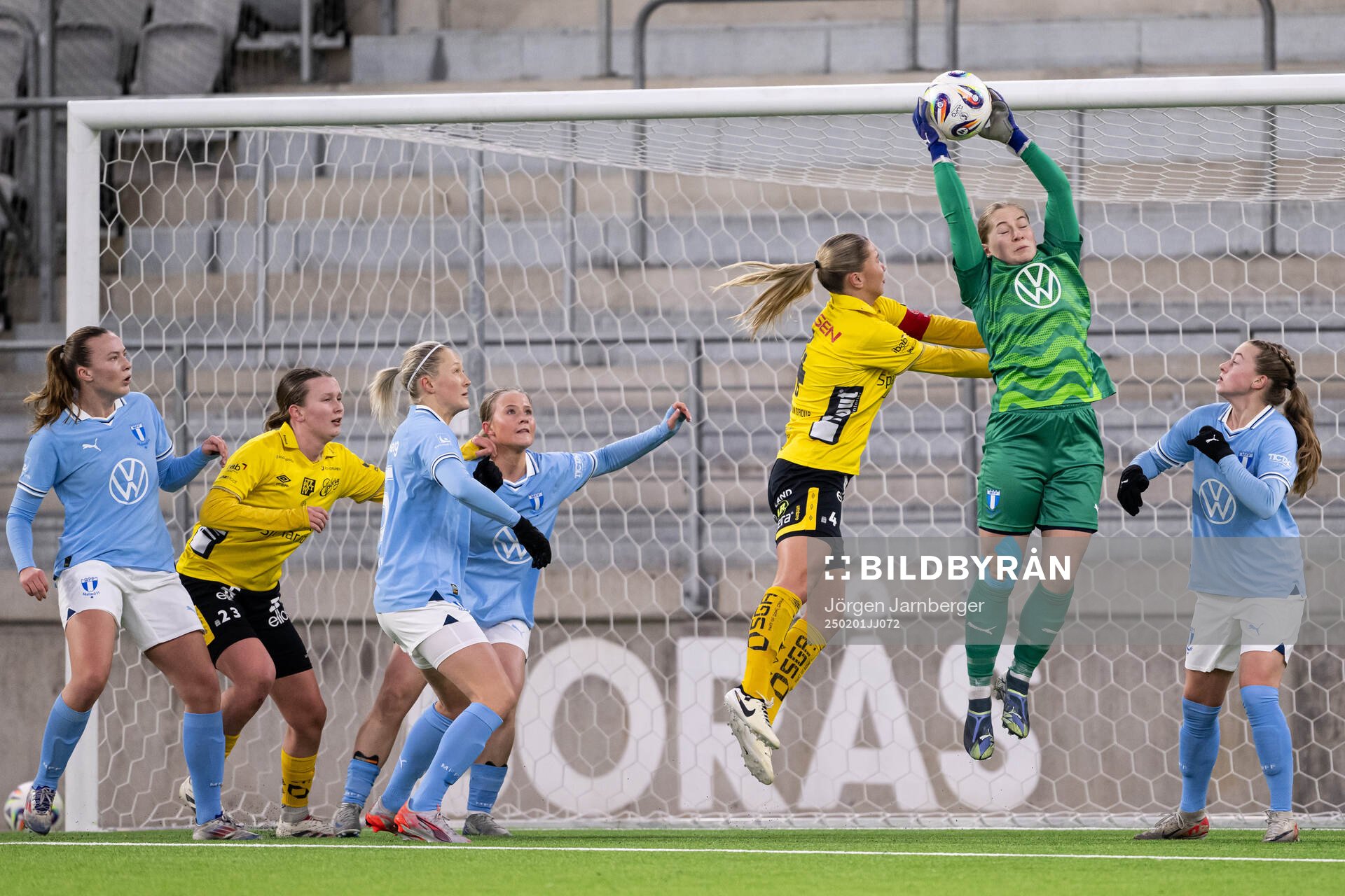 Elfsborgs Alice Broman och Malmö FFs målvakt Emelie Borg