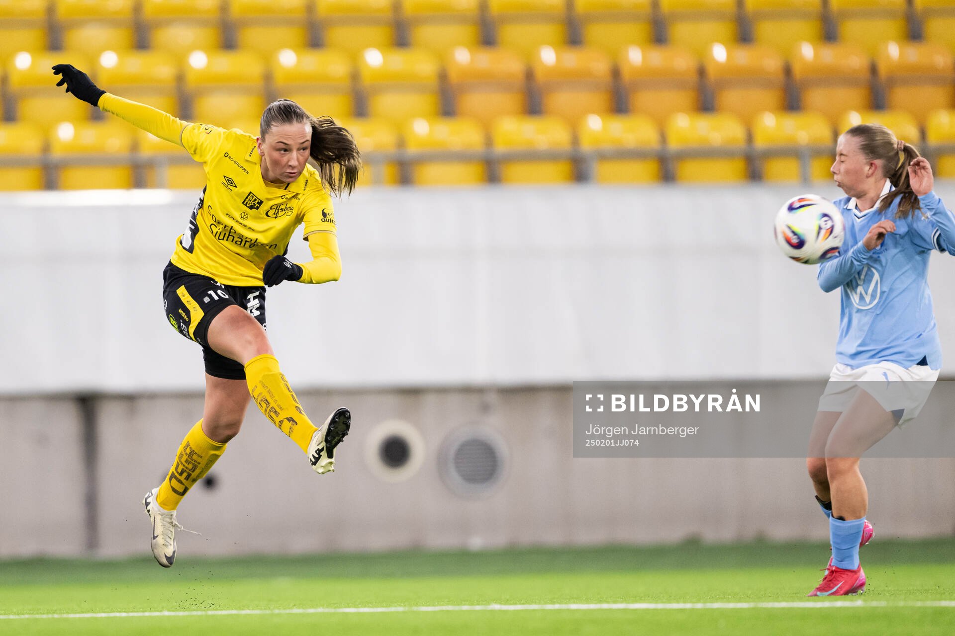Elfsborgs Stina Jensen och Malmö FFs Klara Åström