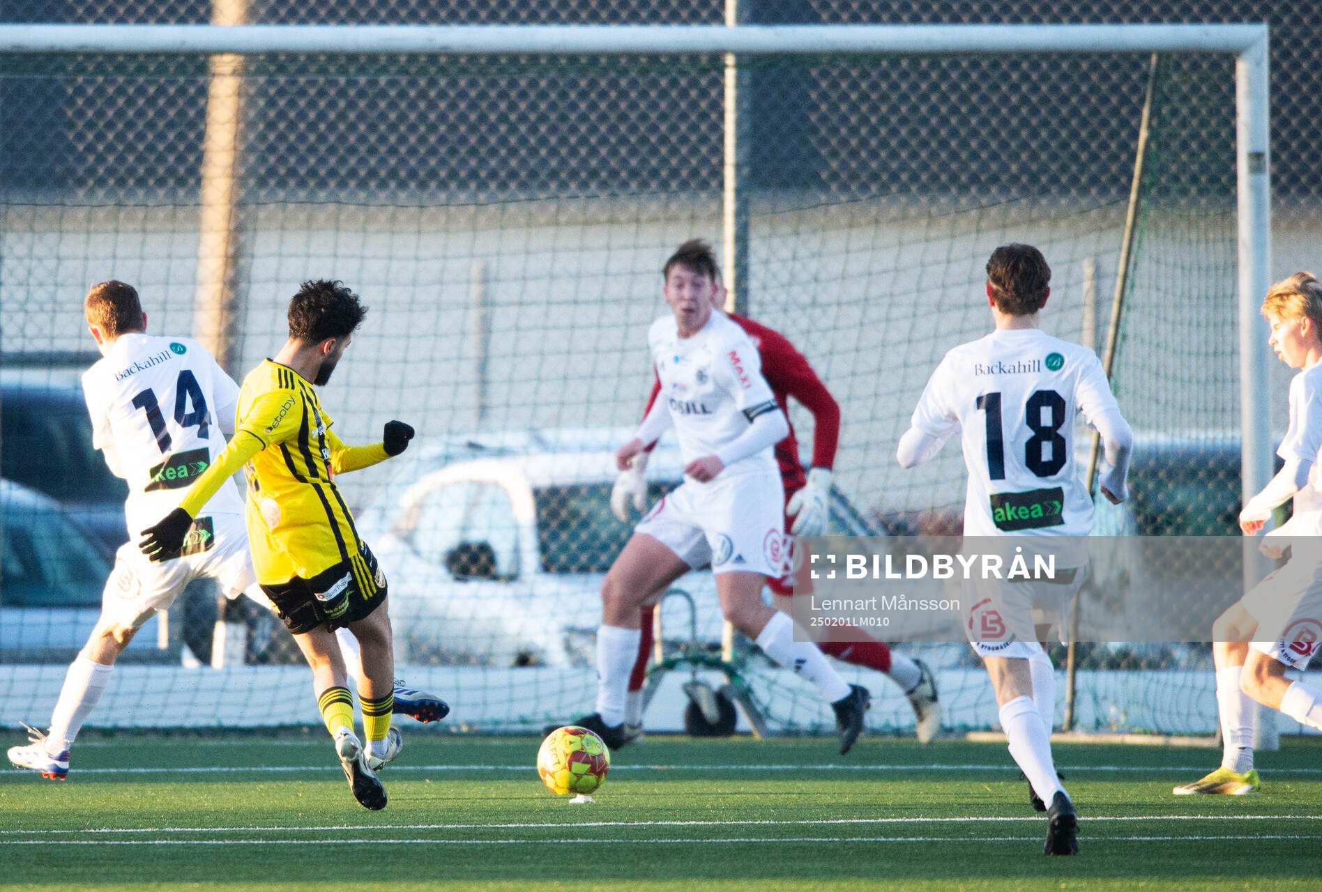 IFK Hässleholms Rahel Omed Nader skjuter 1-0