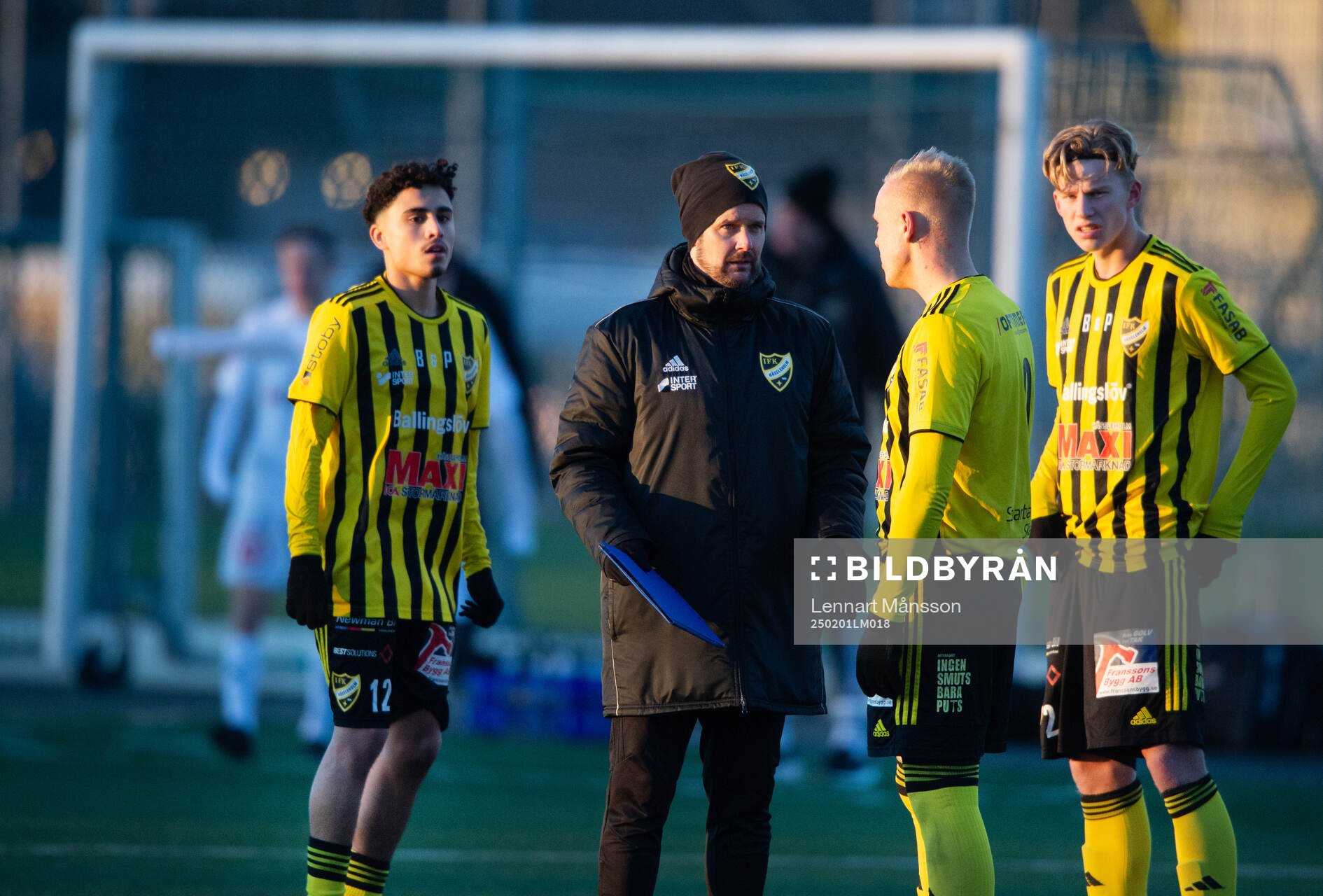 IFK Hässleholms tränare Fredrik Ahlgren instruerar