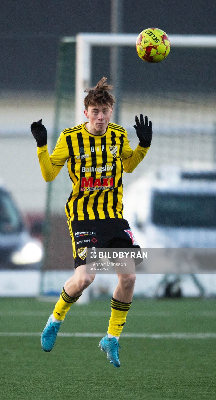 IFK Hässleholms Gustav Persson i träningsmatchen mellan IFK Hässleholm och Ängelholms FF i Hässleholm 1 februari 2025.