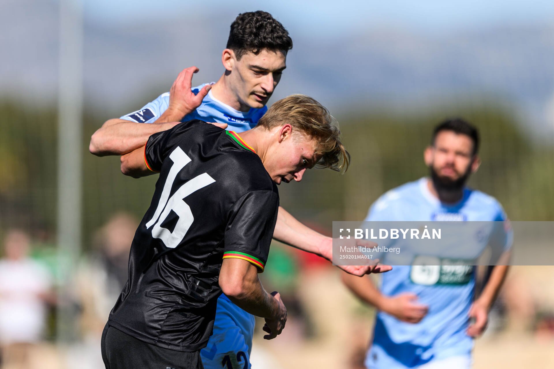 Rasmus Niklasson Petrovic of GAIS and Maxime Soulas of