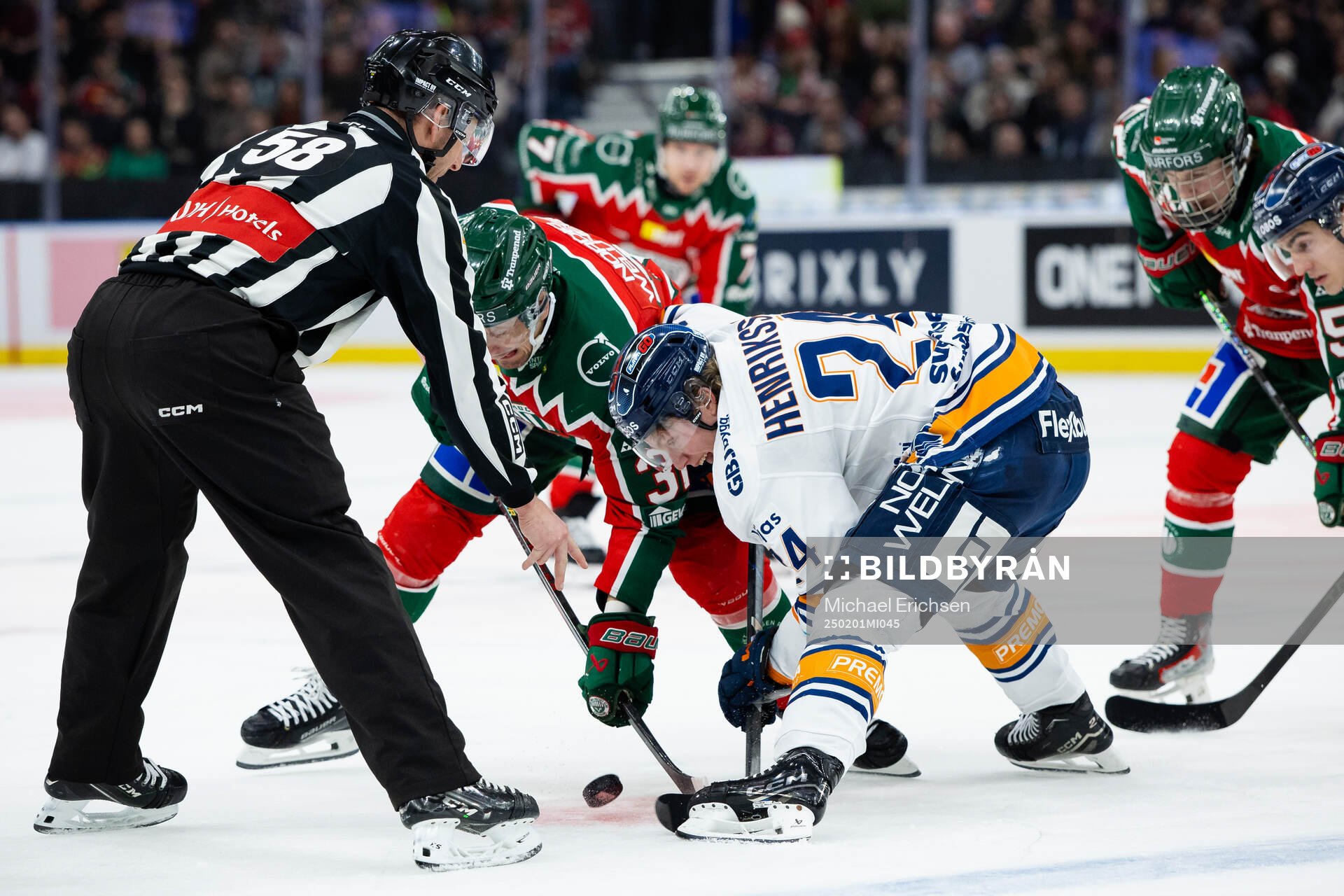 Frölundas Nicklas Lasu tekar mot Växjös Karl Henriksson