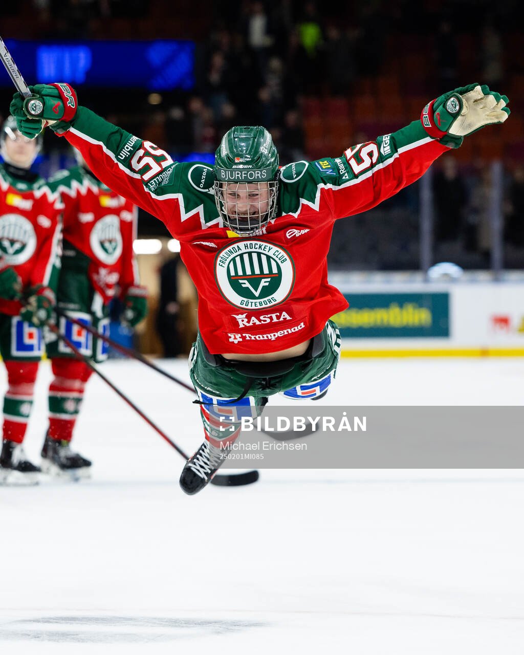 Frölundas Ivar Stenberg jublar framför klacken