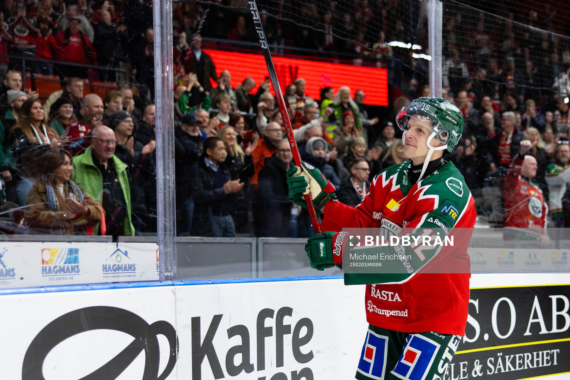 Frölundas Max Friberg jublar och tackar publiken