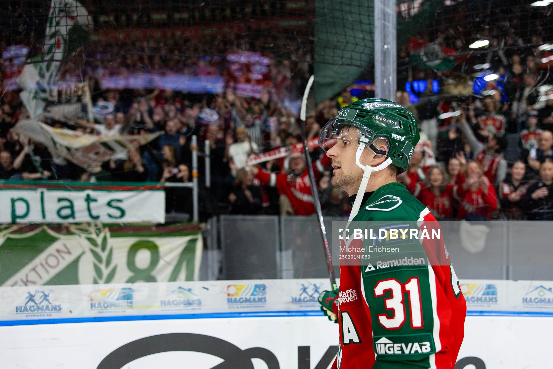 Frölundas Nicklas Lasu jublar och tackar publiken