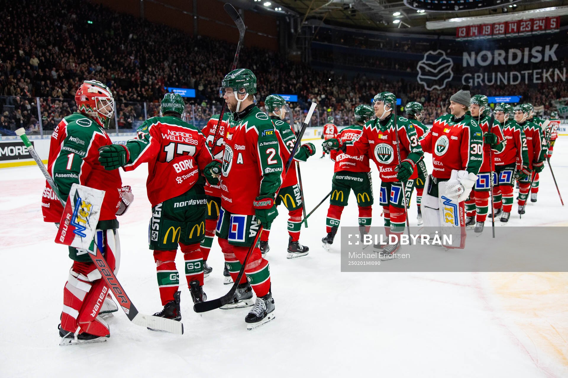 Frölundas målvakt Lars Johansson jublar med lagkamrater