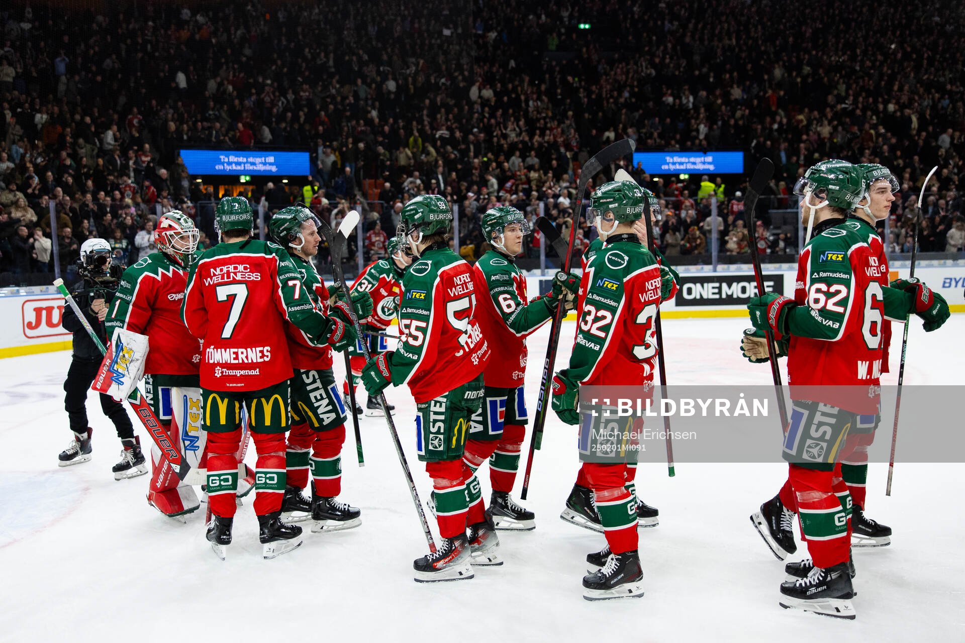 Frölundas målvakt Lars Johansson jublar med lagkamrater