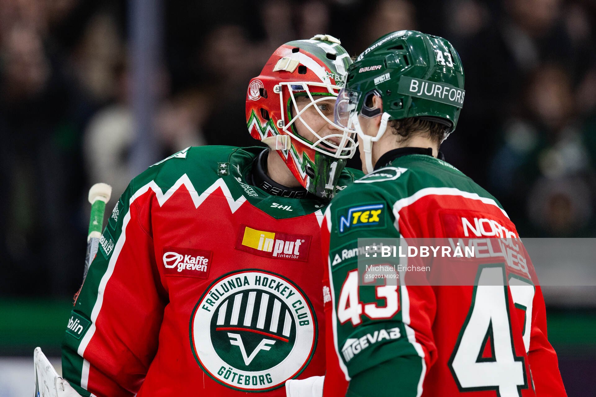 Frölundas målvakt Lars Johansson jublar ihop med Tom