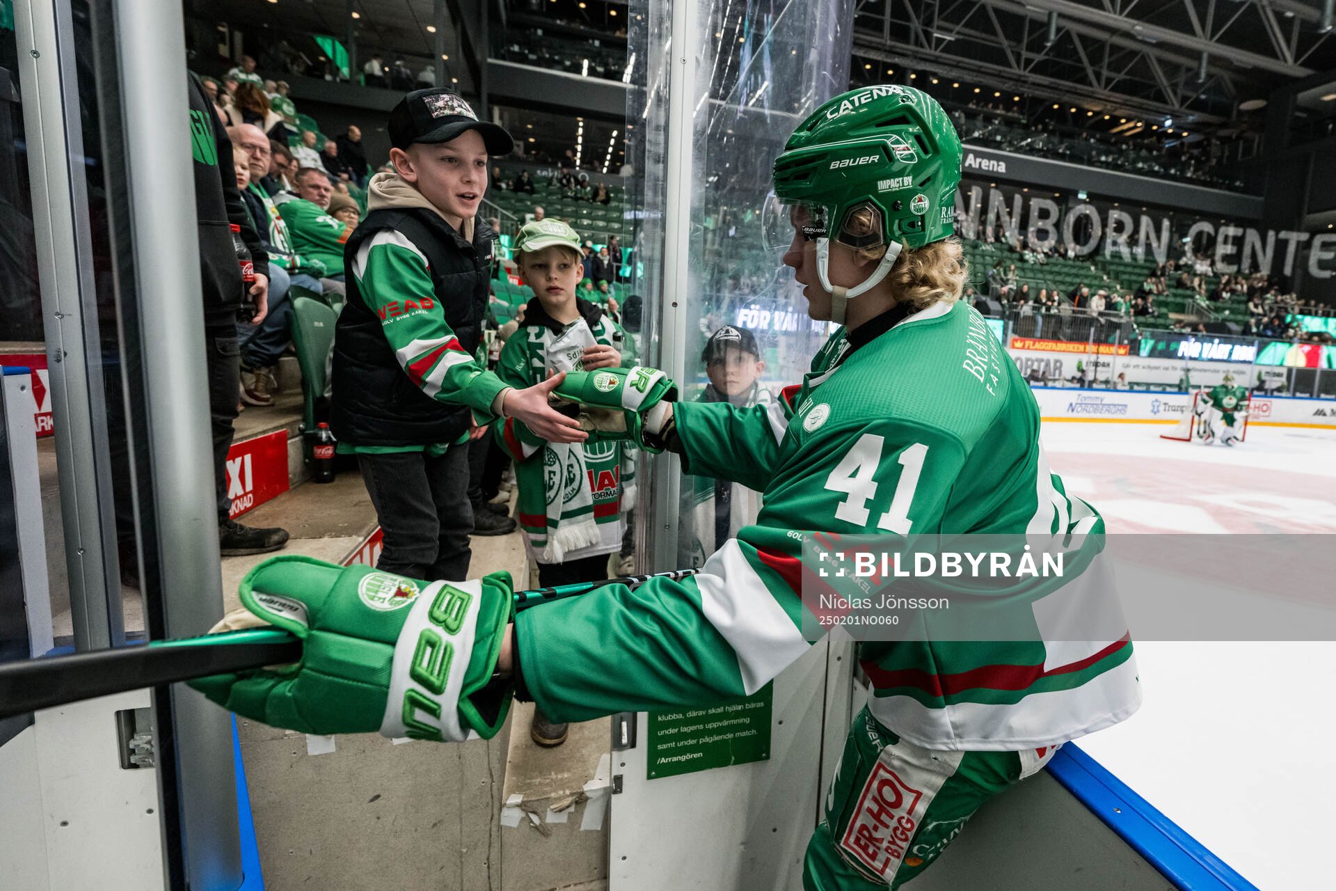 Rögles Love Gath ger en puck till supportrarna