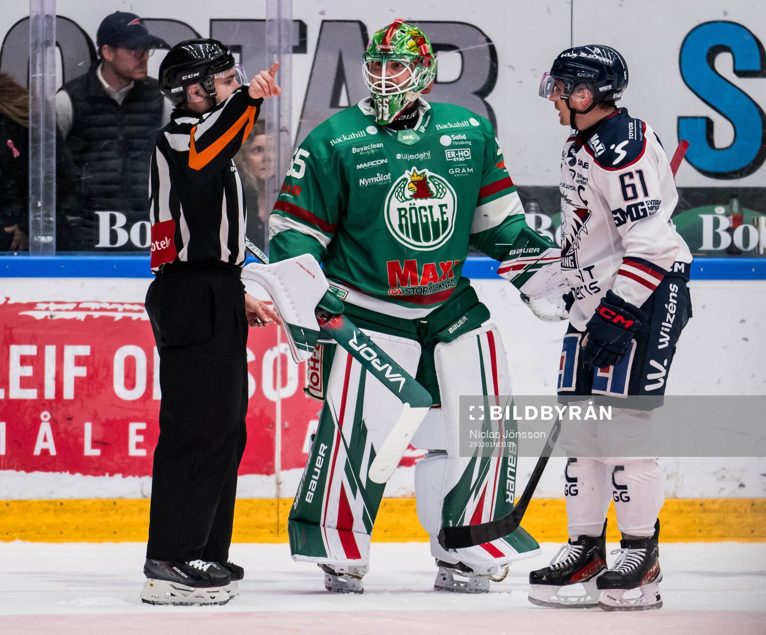 Domare Mattias Enroth i samspråk med Rögles målvakt