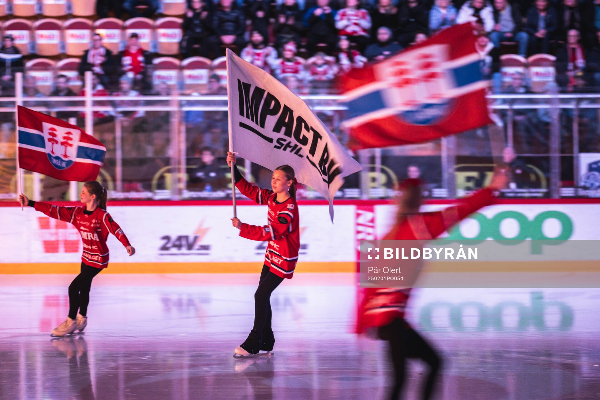 Timrås konståkningsklubb med flagga