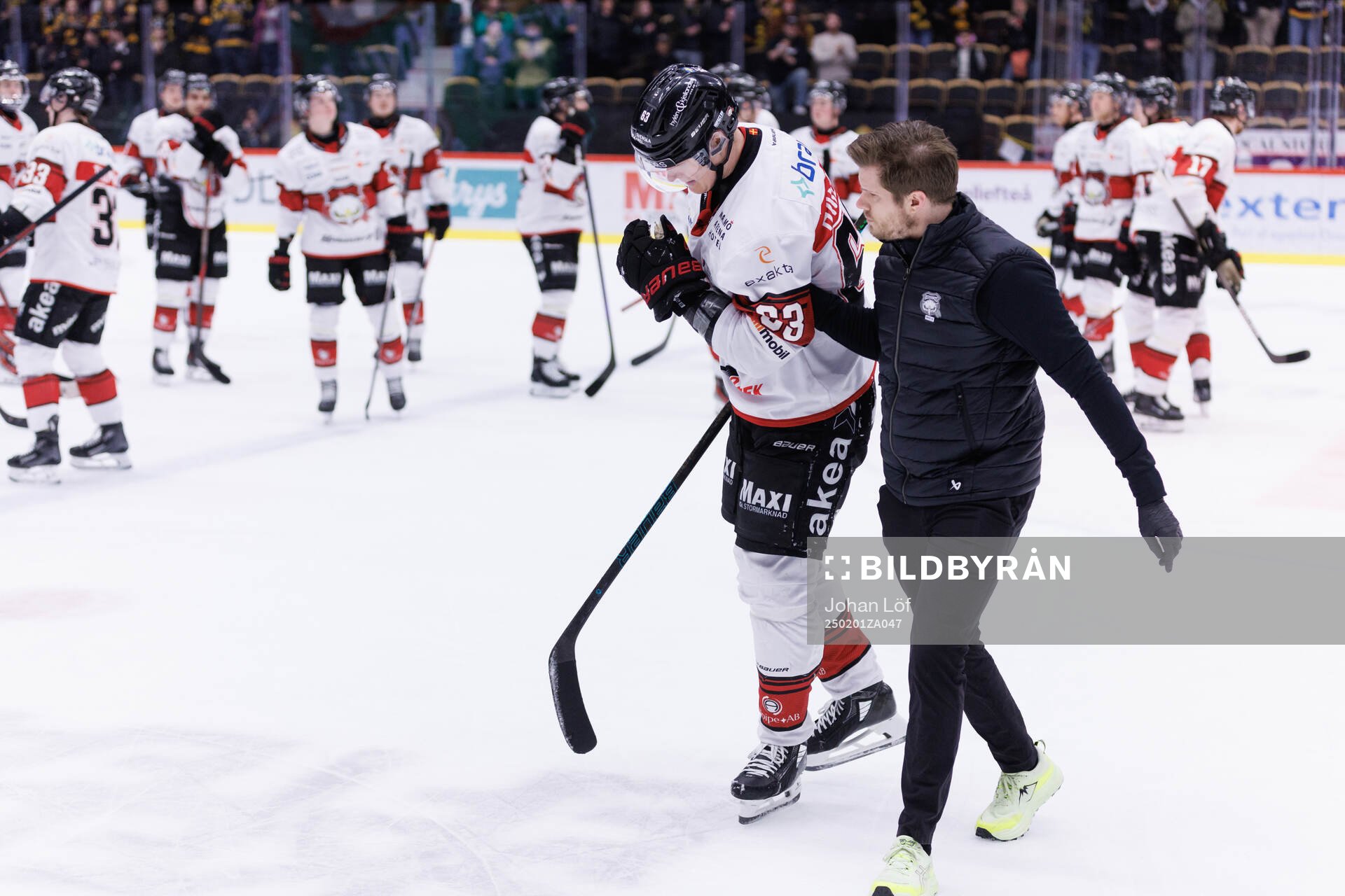Malmö Redhawks Fredrik Händemark får hjälp att ta sig