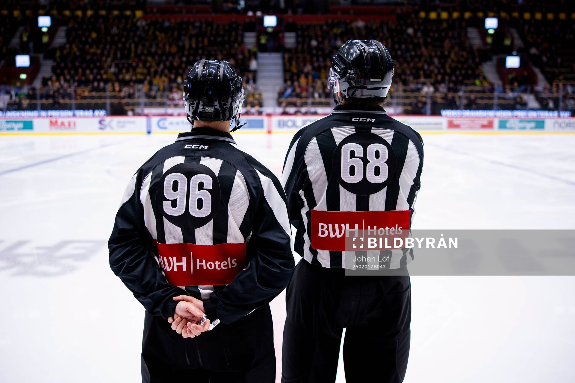 Linjedomare Niclas Westman och Emil Yletyinen