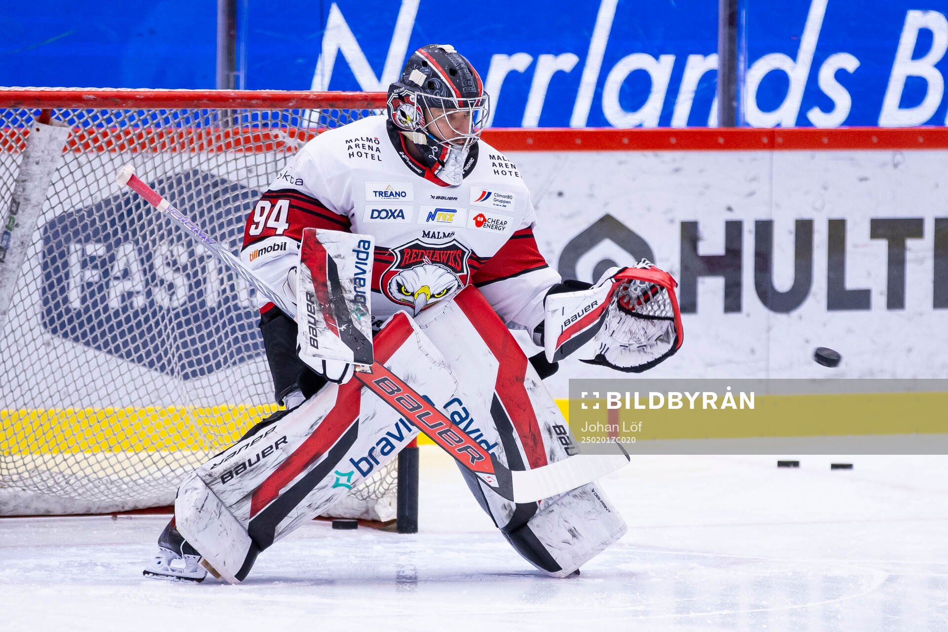 Malmö Redhawks målvakt Marek Langhamer värmer upp innan