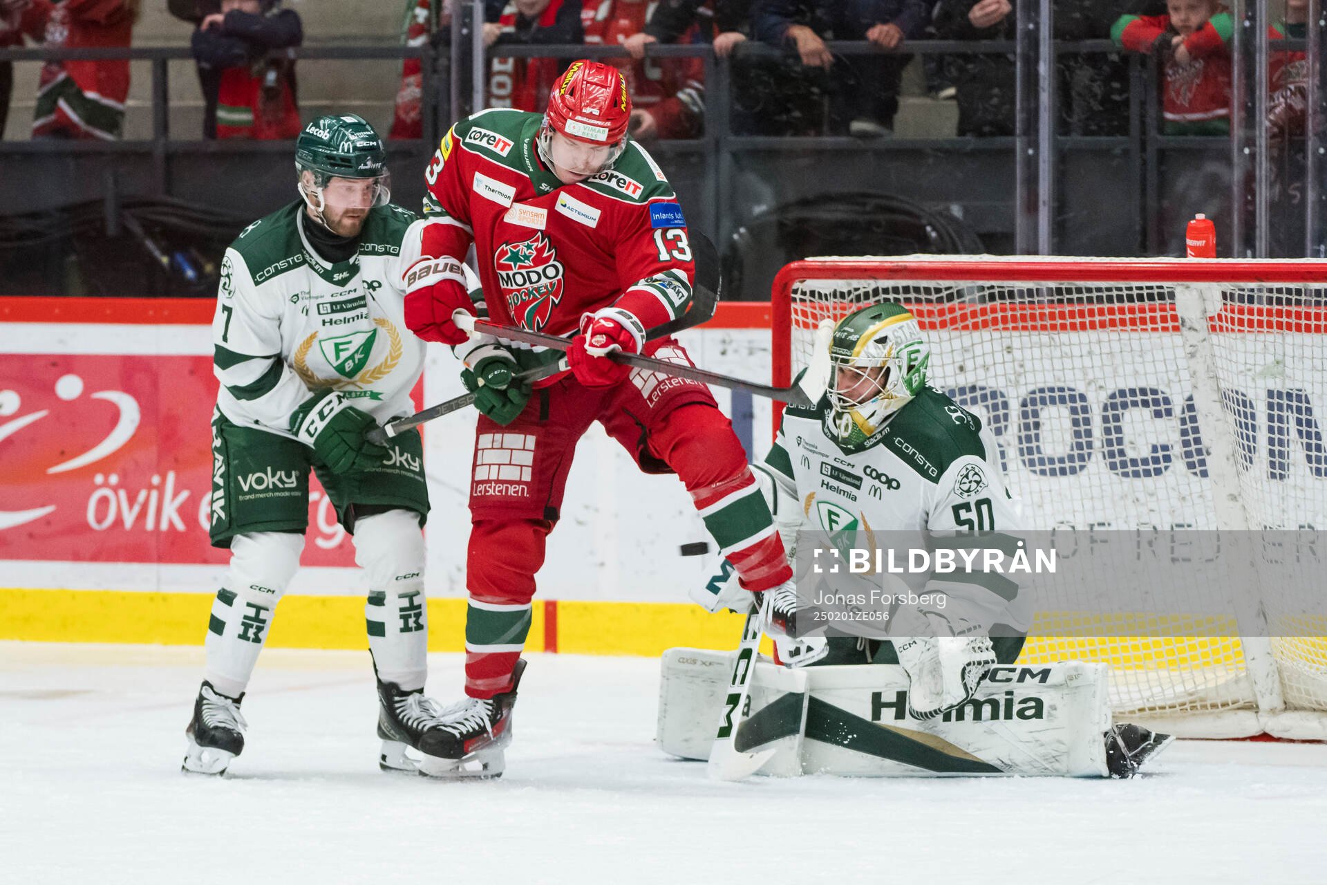 Färjestads målvakt Damian Clara och Axel Bergkvist och