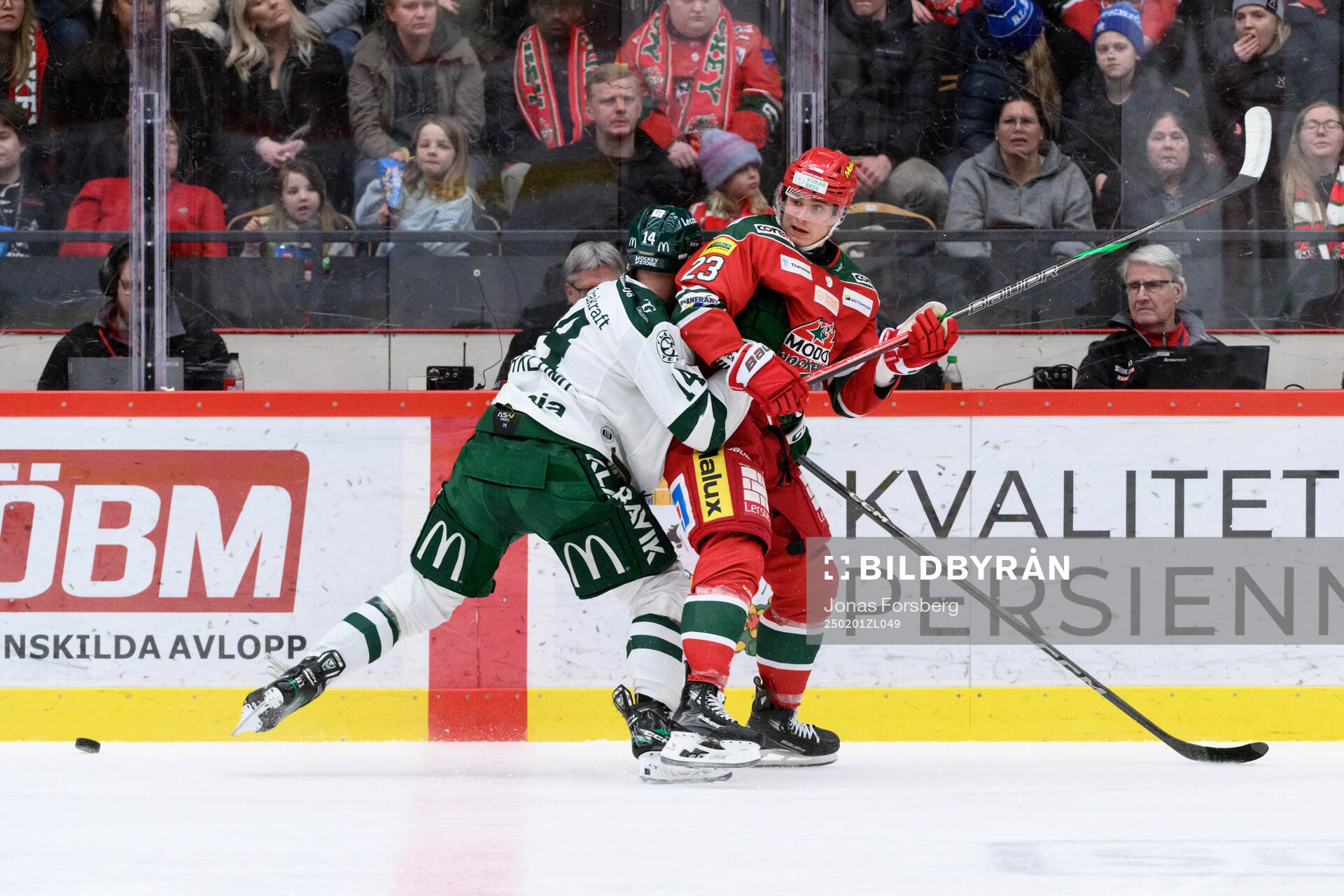 Färjestads Henrik Björklund och Modos Sam Vigneault