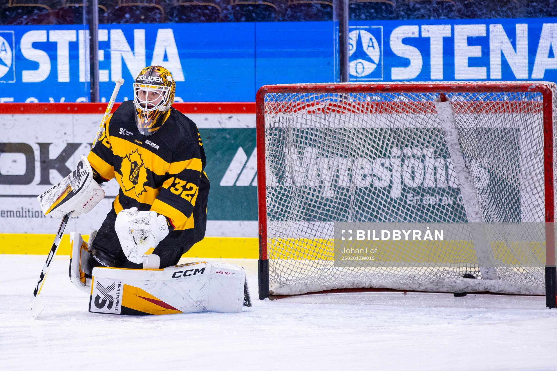 Skellefteås målvakt Linus Söderström värmer upp innan
