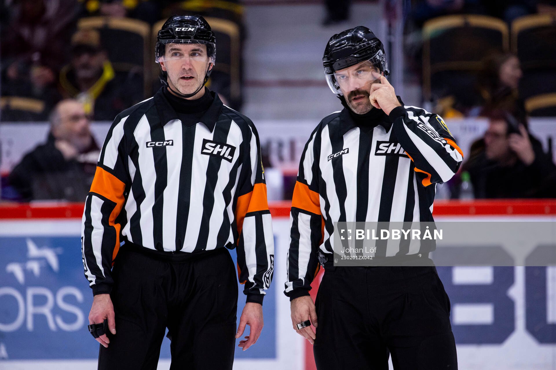 Huvuddommare Linus Öhlund och Daniel Wessner